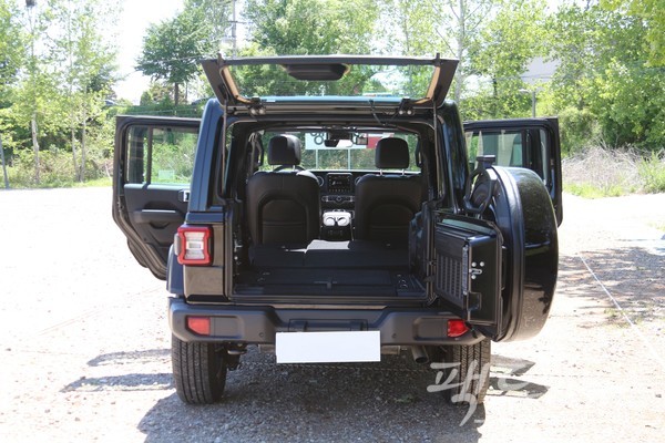 오버랜드의 적재공간은 최대 2000ℓ로 야외활동에 죄적화했다. [사진=정수남 기자]