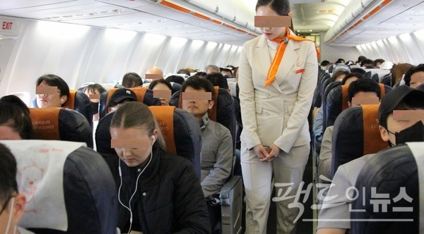 3일 연휴를 맞아 제주를 찾은 국적인이 98% 수준이다. 중국인과 동남아시아 관광객은 전무했고, 백인들도 손을 꼽을 정도다. 세번째 사진 앞줄 오른쪽 첫번째가 백인이다. 항공기 탑승객도 99%가 한국인이다. 왼쪽에서 세 번째가 백인 여성이다. [사진=정수남 기자]