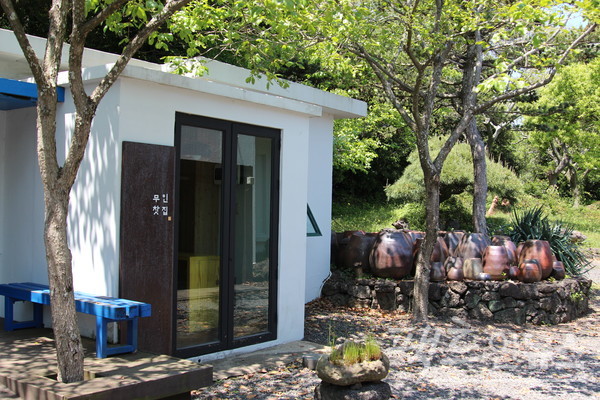 전시장 뒤편에는 찻집과 함께 고향의 정취를 느낄 수 있는 장독대 등이 있다. [사진=정수남 기자]