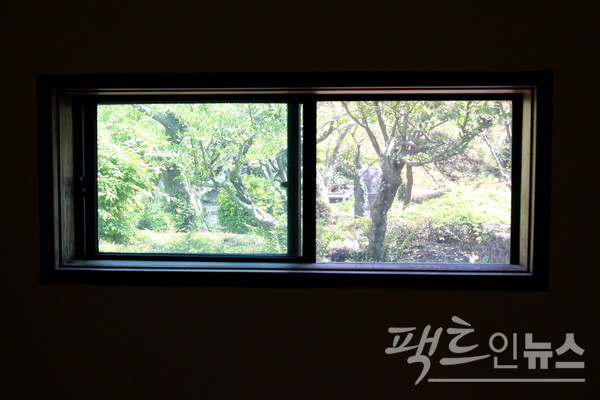 전시장 창문을 통해서 본 두모악 갤러리 픙광. 김영갑 갤러리 두모악은 2006년 ‘잘 까꾼 자연 문화 유산’으로 지정됐다. [사진=정수남 기자]