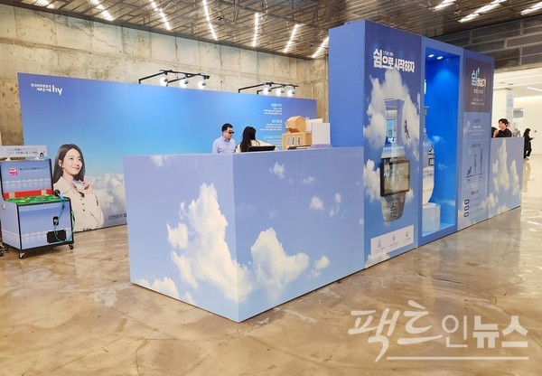 hy가 서울 삼성동 코엑스에 쉼살생기 임시 매장을 이달 개설했다. 직장인들이 점심시간을 이영해 쉼을 실천하고 있다. [영상/사진=정수남 기자]