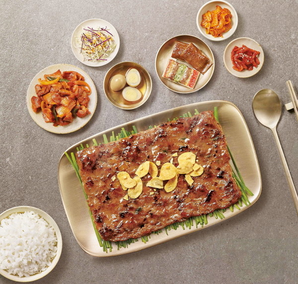 ‘따뜻한 도시락으로 사회에 공헌’하고 있는 한솥이 송정식 떡갈비 도시락을 출시하고 이달 나들이 가족 고객에 도움을 준다. [사진=한솥]