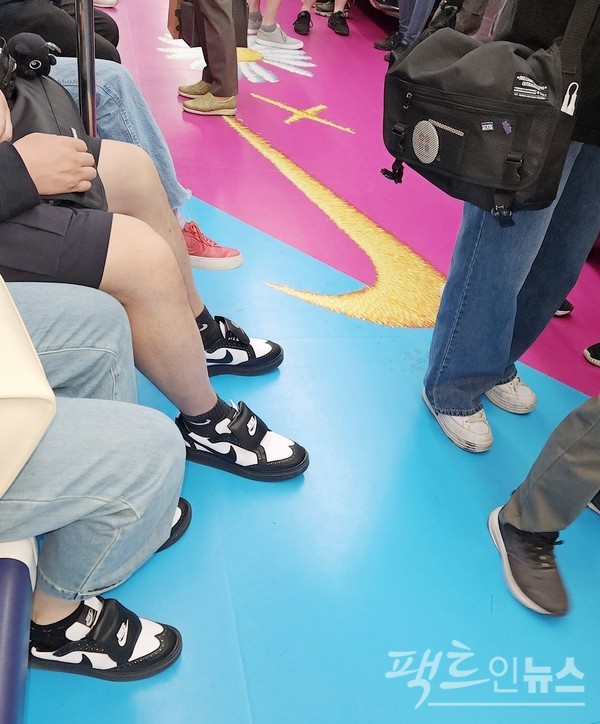 나이키가 서울지하철 2호선에서 홍보 활동을 펼쳤다. [사진=정수남 기자]