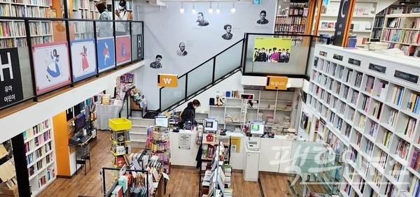 서울 신촌에 있는 중고서점. 고객 발길이 꾸준하다. [사진=정수남 기자]