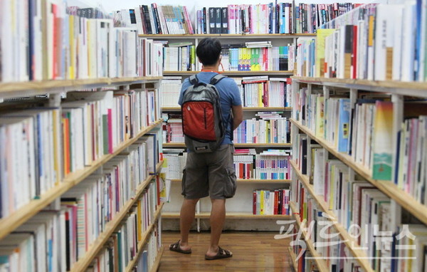 서울 잠실에 있는 중고서점에서 30대가 책을 고르고 있다. 이들 중고 서적 이용자가 대한민국의 평균 독서량을 올리고 있는 셈이다. [사진=정수남 기자]