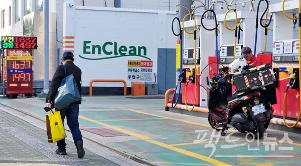 2020년 1월부터 지속해 상승한 국내 석유제품 가격이 최근 빠른 안정세를 보이고 있다. 서울 마포구 월드컵 북로에 위치한 주유소의 이번주 유가 현황. [사진=정수남 기자]