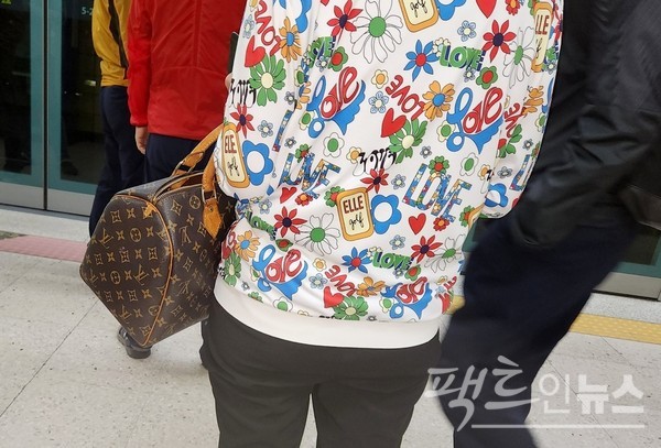 경기 성남 구도심인 중원구는 서민이 많이 산다. 한 60대 여성이 이곳에 자리한 서울지하철 8호선 남한산성입구역 승강장에서 05시 36분 서울행 첫차를 기다리고 있다. 팔에 200만원 중후반에서 300만원을 호가하는 프랑스제 명품백을 걸쳤다. [사진=정수남 기자]