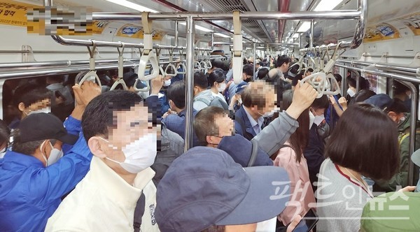 서울시의 보금자리 주택이 들어선 송파구 장지동 장지역에 다다르면 객차는 초만원이다. [사진=정수남 기자]