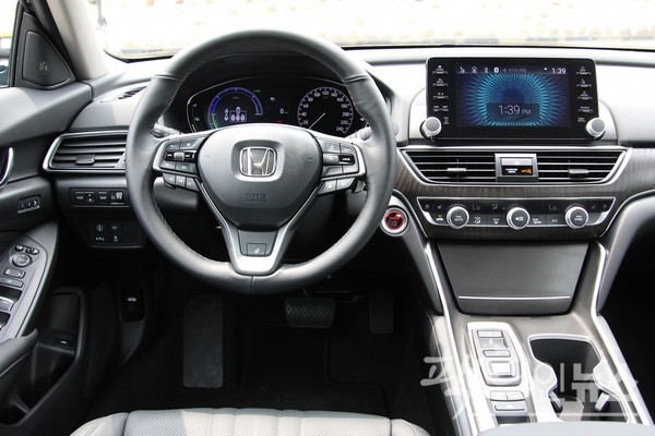 어코드 하이브리드의 1열은 큰 변화가 없다. [사진=정수남 기자]