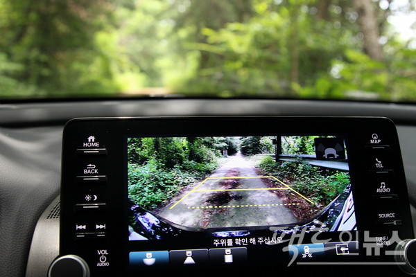 어코드 하이브리드는 차량 뒷바퀴 부근에 있는 사각지대에 차량이 들어오면, 사이드미러에 빨간불을 켠다. 전후면 사각지대도 잡았다. [사진=정수남 기자]