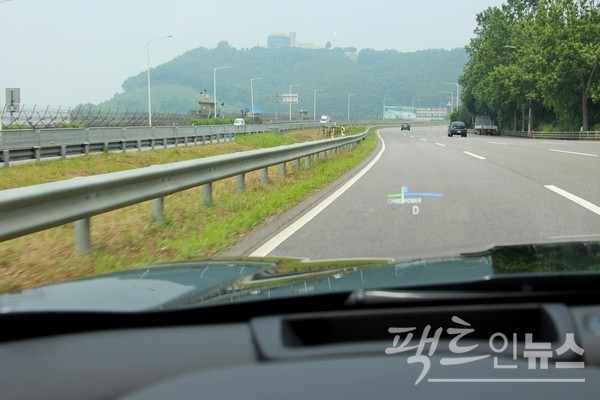 헤드업디스플레이와 8인치 모니터는 안전운전을 돕는다. [사진=정수남 기자]