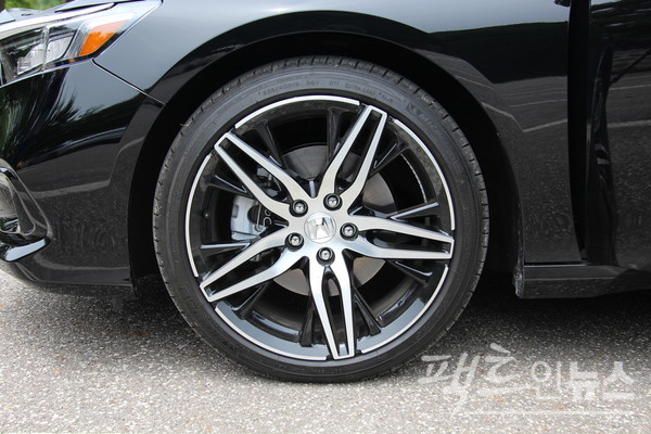 타이어는 235 40R 19 96V로 스포츠 세단 특징을 강화한다. [사진=정수남 기자]