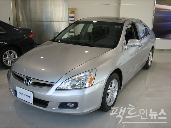 어코드 하이브리드와 2006년 국내 수입차 판매 7위에 오른 어코드 3.0. [사진=정수남 기자]
