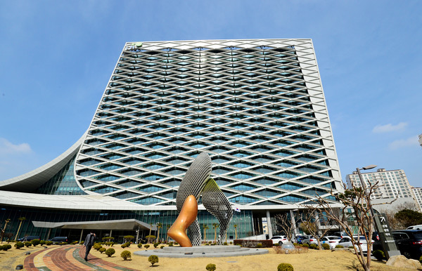 LH는 지난해 실적이 급감했지만, 임원에게 1259만원, 직원에게 1032만원의 성과급을 각각 지급했다. 경남 진주 LH 본사. [사진=뉴시스]