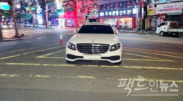 메르세데스-벤츠의 고급 세단이 성남 중원구 상대원시장앞 삼거리 안전지대에 밤새 주차하고 있다. [사진=정수남 기자]