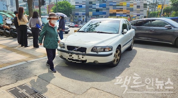 볼보의 중형 세단 S60이 성남 중원구 산성대로 인도를 막았다. [사진=정수남 기자]