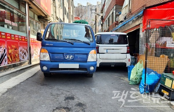 1톤 트럭과 경차가 성남 산성대로 골목을 꽉 채웠다. [사진=정수남 기자]