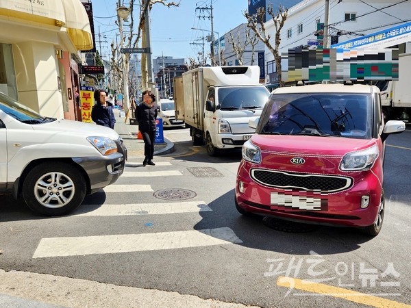 경차가 서울 중랑구 동일로에서 인도로 들어가는 회전 구간을 막았다. 공무 차량이다. [사진=정수남 기자]