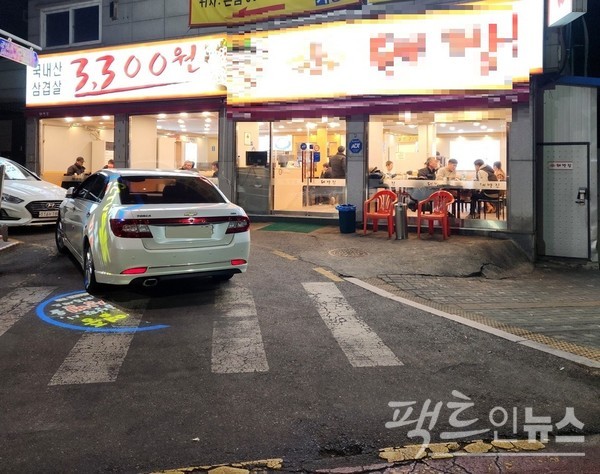 한국GM이 생산하던 경상용자 다마스가 성남 중원구 광명로 인도를, 중형 세단 토스카가 금빛로 골목 진입로를 각각 밤새 막았다. [사진=정수남 기자]