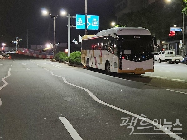 성남시 산성대로에 자리한 서울지하철 8호선 남한산성입구역 1번 출구에서 (위부터)한 노인이 자판을 펼쳤다. 과일 등을 실고 온 트럭이 골목 진입을 방해하고 있다. 이 도로 끝인 남한산성 입구 유턴구간 안전지대에 관광버스가 밤새 주차하고 있다. [사진=정수남 기자]