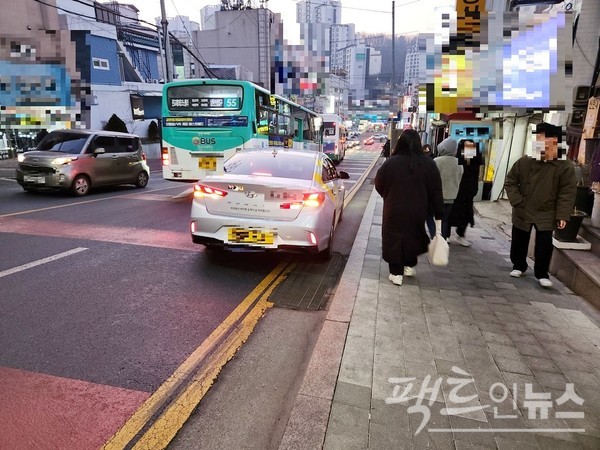 택시가 성남 중원구 자헤로 편도 2차선 가운데 한 개 차선을 막았다. 퇴근 시간대로 차량이 많다. [사진=정수남 기자]