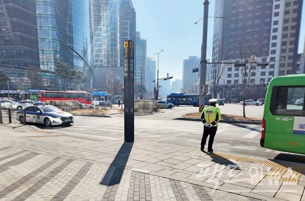 서울지하철 5호선 서대문역 사거리에 회전 구간에 경찰차가 주차해 있다. 경찰이 이곳에 주차하고 교통 지도를 하고 있다. 교차로 회전 구간 주정차는 과태료 부과 대상이다. [사진=정수남 기자]