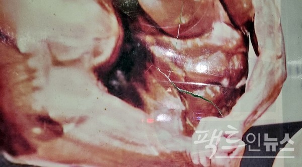 동네에서 헬스클럽을 운영하는 50대 아마추어 보디빌더의 복부. [영상/사진=정수남 기자]