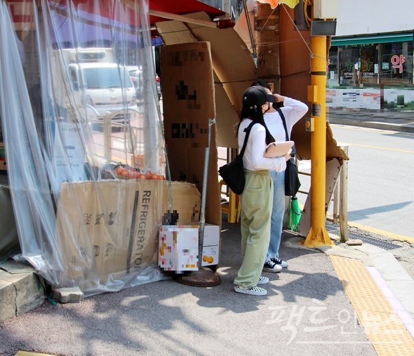 길건너 과일가게도 인도에 과일 등을 내놔 통행이 어렵다. [사진=정수남 기자]