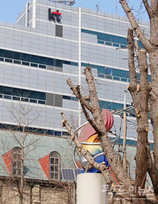 KT는 사장 선임이 늦어 지면서, 경영실적에서 여전히 겨울을 보내고 있다. [사진=스페셜경제]