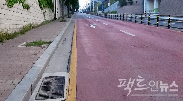 우리나라에서는 요령(要領) 혹은 요령(腰嶺) 있게 살아야 한다. 국토의 70%가 산이라, 도로 역시 가팔라서다. 성남시 중원구 공단오거리에서 중원경찰서 앞 사거리로 통하는 갈마치로는 경사가 45℃ 수준이다. [영상/사진=정수남 기자]