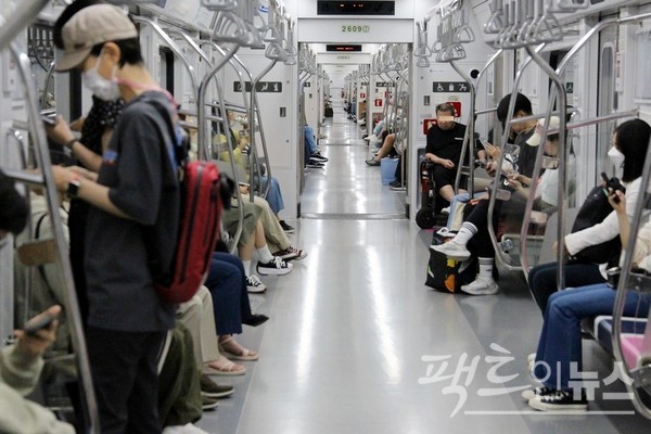 서울지하철 2호선 홍대입구역에서 합정역 방향이다. 지상 앙화로가 직선 구간이라 객차 역시 직선이다. [사진=정수남 기자]