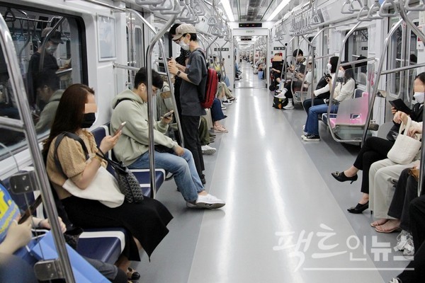 합정역에서 당산철교 진입 구간인 지상 양화진로가 S자형 도로다. 객차 역시 S 자로 휘었다. [사진=정수남 기자]