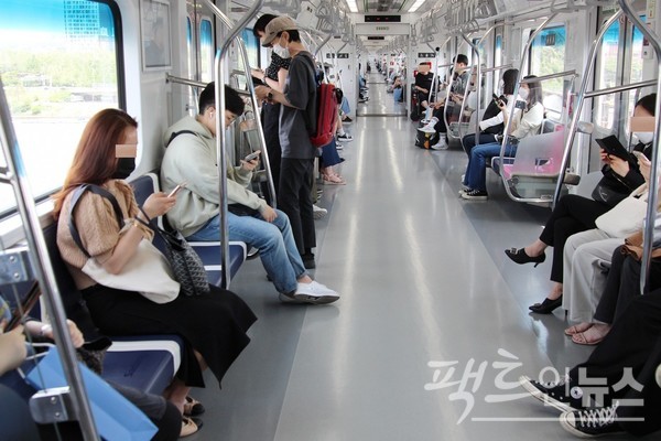 지상 당산철교로 진입하자 객차는 다시 직선을 되찾았다. [사진=정수남 기자]