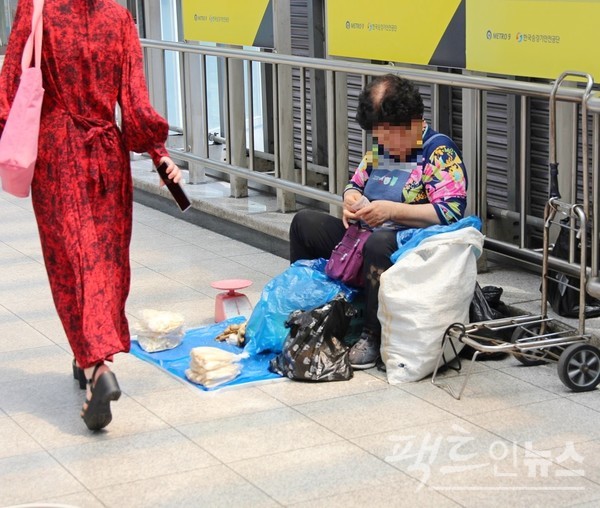합정역에서 9호선으로 갈아타기 위해 환승로에 들어서자 70대 노파가 더덕을 팔고 있다. 오전 장사치곤 쏠쏠하다. 5000원권을 다발로 묶고 있다. [사진=정수남 기자]