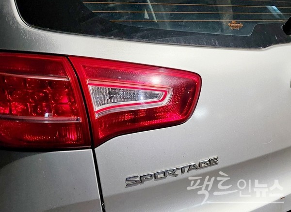 문재인입니다에서 국가 기록물인 풍산개 곰이와 송강은 기아차 구형 스포티지를 타고 평산마을에서 서울로 향한다. 카메라가 사진처럼 스포티지를 잡는다. [사진=정수남 기자]