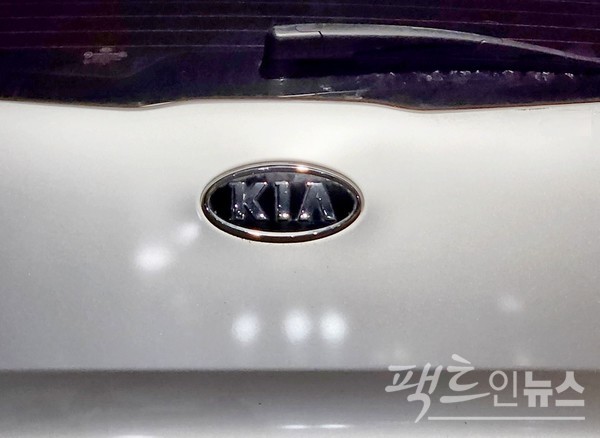 문재인 전 대통령이 스포티지에 곰이와 송강을 태우고 트렁크 문을 닫는다. 그는 섭섭한 표정으로 한참을 서있고, 카메라는 문재인 전 대통령 뒤에 있는 기아차 엠블럼을 관람객에게 보여준다. [사진=정수남 기자]