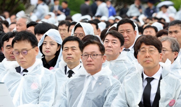 안철수 국민의힘 의원이 18일 광주 북구 국립5·18민주묘지에서 열린 제43주년 5·18민주화운동 기념식에 참석해 있다. [사진=뉴시스]