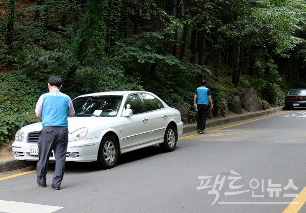 과태료 수입이 지방자치단체의 예산으로 잡혀 지자체는 무자비하게 불법주정차를 단속한다. 서울 서초구 직원이 이면도로 불법주정차 차량을 단속하고 있다. [사진=정수남 기자]