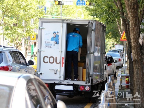 쿠팡은 배달 사원 등 모든 임직원을 정규직으로 고용하고 있다. [사진=팩트인뉴스]