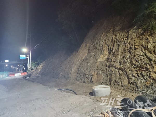 성남시가 장마에 대비하기 위해 중원구 순한도로 옹벽 공사를 진행하고 있다. [영상/사진=정수남 기자]