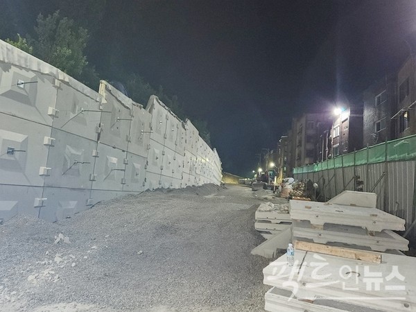 성남시는 위 공사장에서 150여미터 떨어진 은행식물원 옹벽공사도 진행하고 있다. 이곳은 지난해 8월 하순 폭우로 무너졌다. 시는 이달 말 공사를 완료한다는 계획이지만, 붕괴 9개월 동안 주민 안전을 도외시했다는 비판을 피하기 어렵다. 공사 현장 바로 앞은 주택가고, 이곳에서 50여미터 떨어진 곳에 중부초등학교가 자리해서다. [사진=정수남 기자]