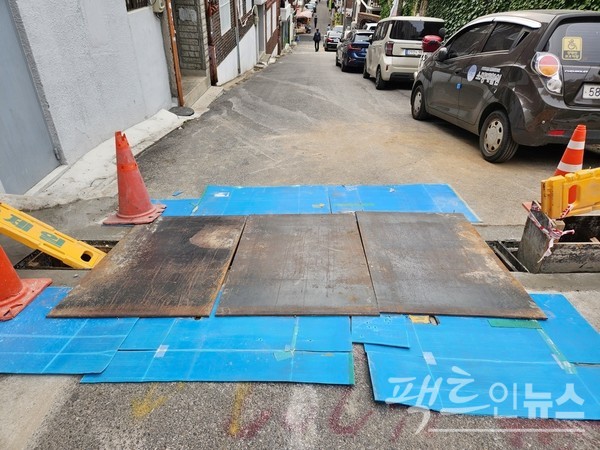 성남시 중원구도 여름 비에 대비한다. 경사로 50℃인 금광동 골목길 150여미터에, 기존 (위부터)2개에, 3개의 빗물 유입구를 추가로 만들고 있는 것이다. [사진=정수남 기자]