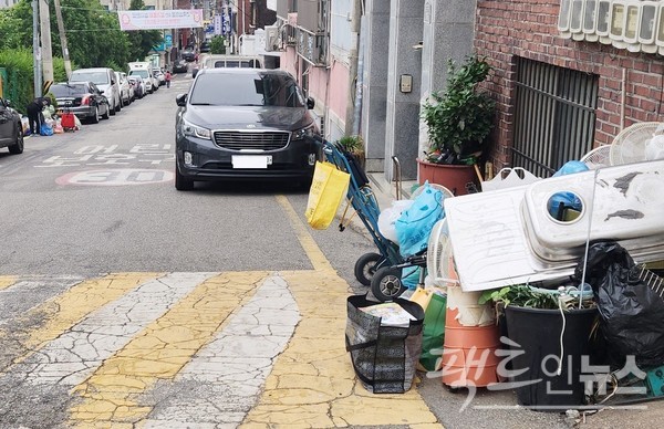 폐지나 고물 등을 주워 판매해 생계를 유지하는 노인이 전국에 1만5000명 정도다. (위부터)20대 청년이 성남시 산성대로에서 70대 노인의 폐지 수집 모습을 물끄러미 바라보고 있다. 인근 성남동중학교 옆에 사는 80대 노인이 고물을 수집하고 있다. 이 노인이 사는 집 앞에 주워 온 고물이 쌓였다. [사진=정수남 기자]