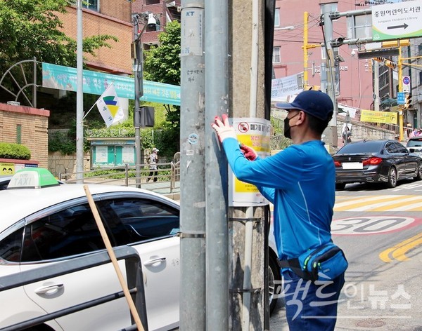 가맹점보다 차라리 일반 자영업과 월급쟁이가 낮겠지만, 상황은 별반 다르지 않다. 서울지하철 8호선 남한산성입구역 옆에 80대 노인이 감자와 생강 등을 파는 노점을 열었지만, 손님이 없다. 인근 자혜로 중부초등학교 앞에서 공공근로를 하는 노인도 최근 기온이 오르면서 힘들기는 마찬가지다. [사진=정수남 기자]