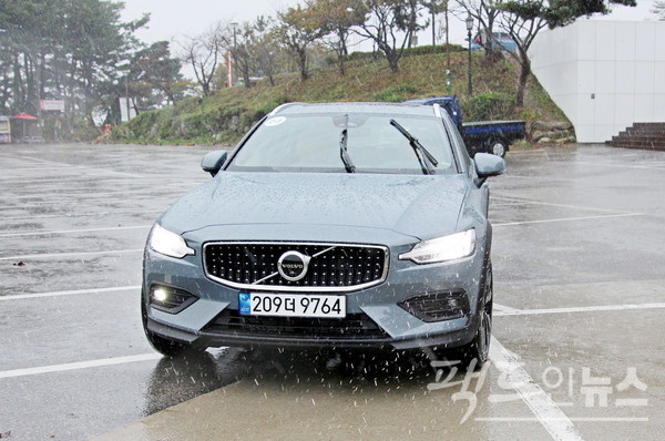 V60은 직선도로를 비롯해 급회전 구간, 강우에서도 정교한 주행 성능을 보였다. 낙산사 앞에 선 V60. [사진=정수남 기자]