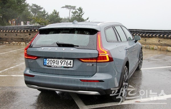 V60은 다른 볼보 차량과 마찬가지로 D컷 후미등을 가졌다. [사진=정수남 기자]