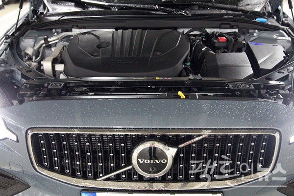 2000㏄ 휘발유 엔진은 전기 모터와 함께 고성능, 고호율을 시현했다. [사진=정수남 기자]