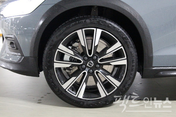 폭 235㎜, 편평비 45%의 콘티넨탈 타이어는 19인치 알로이 휠과 강력한 V60의 주행 성능을 구현한다. [사진=정수남 기자]