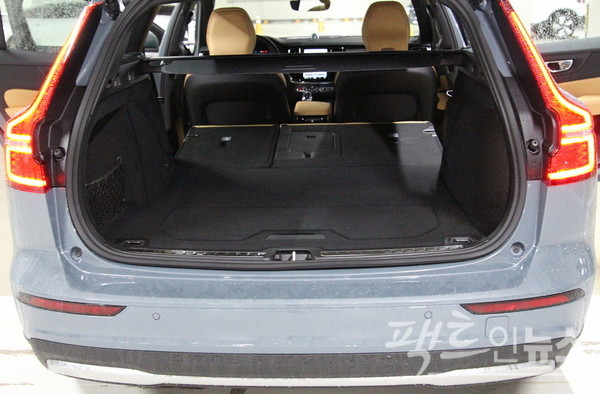 V60의 기본 트렁크 용량은 529ℓ지만, 2열을 접으면 1441ℓ로 확대된다. [사진=정수남 기자]