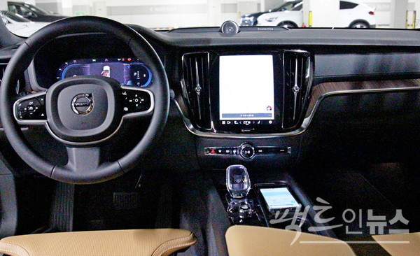 대시보드에는 고급 오디오 브랜드 바우어앤윌킨스가, 그 아래 센터페시아에는 11.3인치 모니터가 각각 있다. 이를 통해 운전자는 음성으로 차량을 조작하거나, 음악 등을 감상할 수 있다. [사진=정수남 기자]
